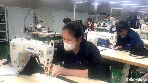 Sản xuất hàng xuất khẩu ở Nhà máy An Nam Matsuoka của Nhật Bản ở Khu công nghiệp VSIP. Ảnh: Trân Châu