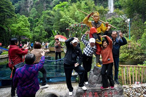Đám đông du khách "check-in" Thiên An Môn (Trung Quốc) năm 2023, thời điểm Trung Quốc bắt đầu mở cửa biên giới. Ảnh: Duy Hiệu. 