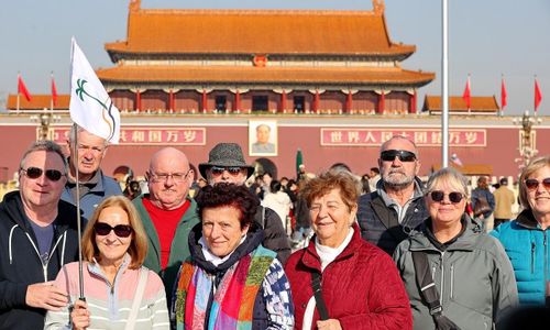  Một nhóm khách du lịch nước ngoài đến thăm quảng trường Thiên An Môn ở Bắc Kinh vào ngày 1/12/2024. Ảnh: VCG. 