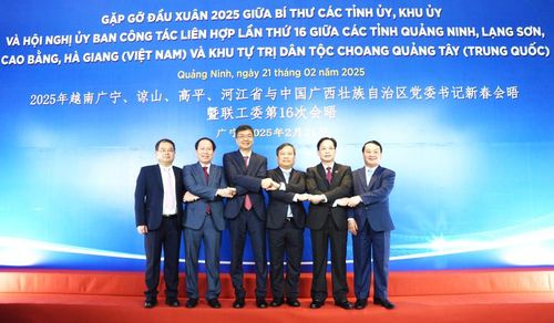 Bí thư Tỉnh ủy, Thành ủy 5 địa phương Quảng Ninh, Hải Phòng, Lạng Sơn, Cao Bằng, Hà Giang (Việt Nam) và Bí thư Khu ủy Khu tự trị dân tộc Choang Quảng Tây (Trung Quốc) bắt tay hợp tác trong chương trình Gặp gỡ đầu xuân 2025.