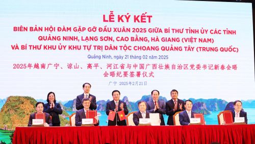 Bí thư Tỉnh ủy các tỉnh Quảng Ninh, Lạng Sơn, Cao Bằng, Hà Giang (Việt Nam) và Bí thư Khu ủy Khu tự trị dân tộc Choang Quảng Tây (Trung Quốc) thực hiện nghi thức ký kết biên bản hội đàm.