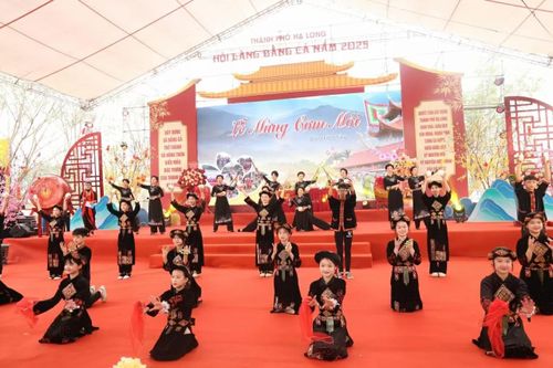 Tiết mục nghệ thuật tại lễ công bố quyết định của Bộ Văn hóa Thể thao và Du lịch về việc đưa Lễ mừng cơm mới của người Tày vào danh mục di sản văn hóa phi vật thể quốc gia. (Nguồn: Ban Tuyên giáo TP. Hạ Long)