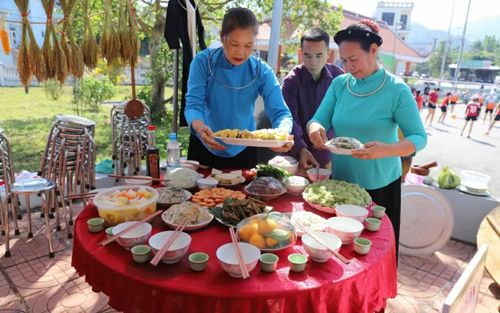 Mâm cơm đãi khách trong Lễ mừng cơm mới của người Tày ở Quảng Ninh. (Ảnh: La Nhung)