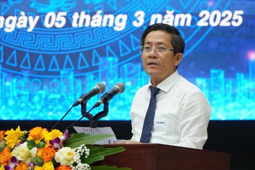 Phó Chủ tịch UBND tỉnh Quảng Nam Trần Nam Hưng báo cáo những nội dung liên quan đến phát triển kinh tế - xã hội.