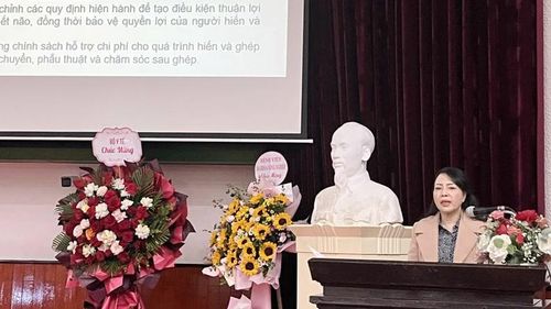 Phó Giáo sư, Tiến sĩ Nguyễn Thị Kim Tiến, Chủ tịch Hội vận động hiến mô, bộ phận cơ thể người Việt Nam chia sẻ thông tin tại hội thảo.