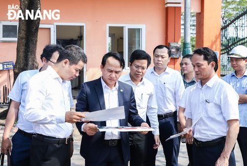 Phó Bí thư Thường trực Thành ủy Nguyễn Đình Vĩnh (thứ 2, trái sang) kiểm tra tiến độ nâng cấp, sửa chữa Trường Chính trị thành phố. Ảnh: NGỌC PHÚ