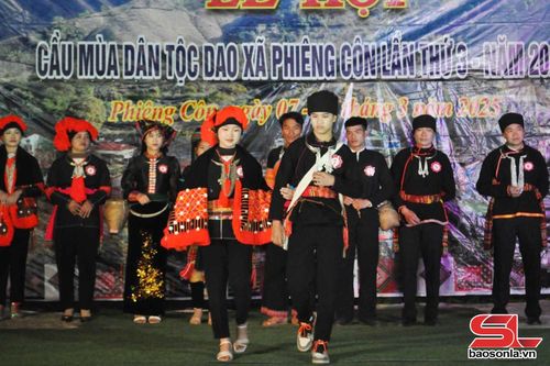 Phần thi trình diễn trang phục dân tộc Dao truyền thống của cặp thí sinh đến từ Trường TH-THCS Phiêng Côn.