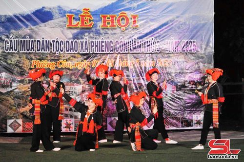 Một tiết mục múa tại đêm giao lưu văn nghệ.
