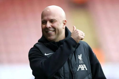 HLV Arne Slot luôn chào đón Jurgen Klopp trở lại Liverpool. ẢNH: GETTY
