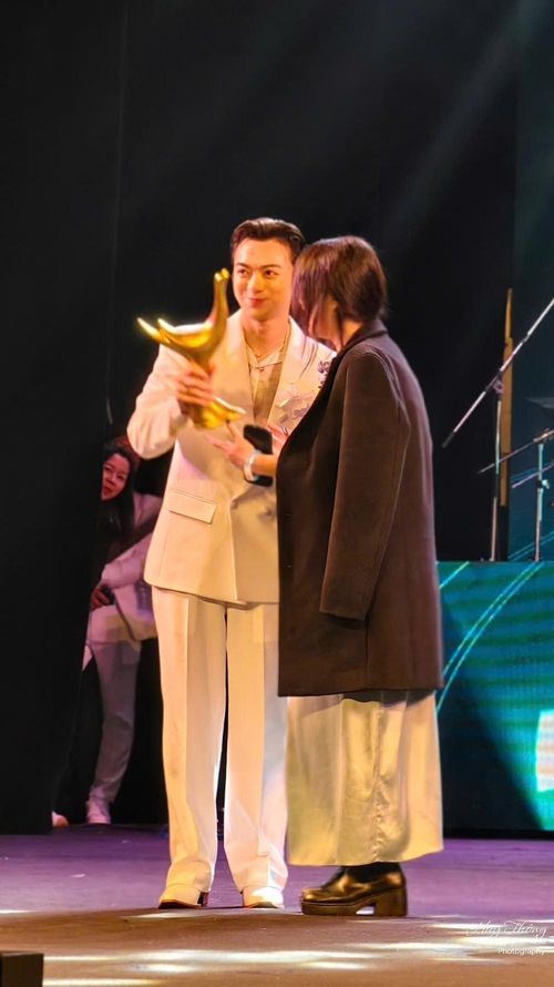 Hoàng Thiên, một fan của SOOBIN, tặng lại anh chiếc cúp dát vàng