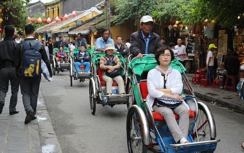 Khách Trung Quốc đến Việt Nam đông nhất trong tháng 2 với 956.000 lượt. Ảnh: Hồng Phúc.
