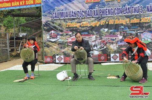 Thi đan lát truyền thống của dân tộc Dao.