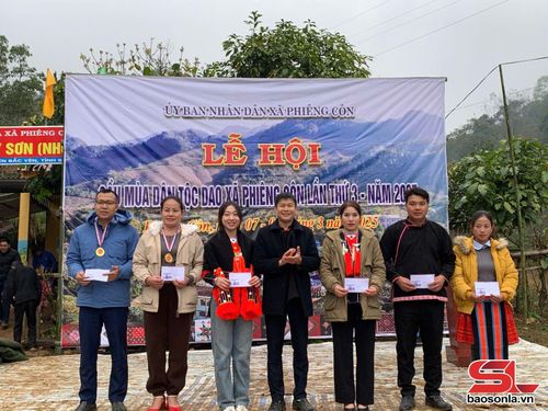 Ban tổ chức trao giải nhất cho các vận động viên và các đội dự thi.