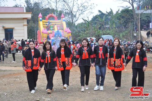Phụ nữ dân tộc Dao vui mừng tham gia lễ hội.