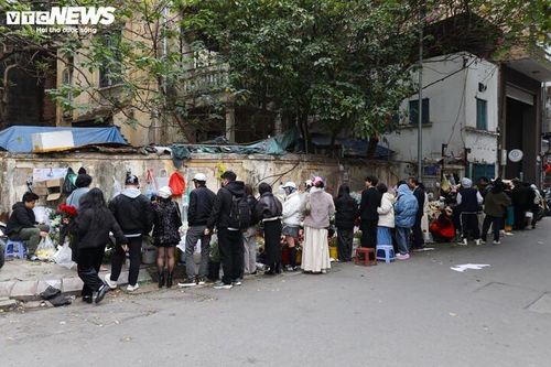 Thị trường hoa tươi ở Hà Nội đang rất hút khách nhân Ngày quốc tế phụ nữ 8/3. Tại nhiều cửa hàng, lượng người mua tăng đột biến, cảnh xếp hàng dài chờ đợi diễn ra phổ biến.