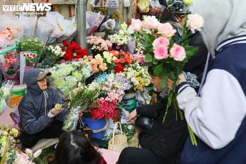 "Suốt 3 ngày nay chúng tôi làm việc không kịp. Mọi năm đến đúng ngày 8/3 khách mới đổ xô đi mua hoa nhưng năm nay người mua đã đông ngay từ đầu tuần. Tuy không đến nỗi tắc nghẽn nhưng cũng thường xuyên phải chờ đợi, khiến chúng tôi rất vội vã", chủ cửa hàng cho biết.