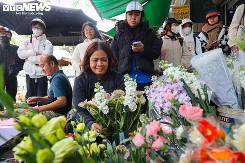 "Những ngày này gần như chúng tôi phải làm từ sáng sớm đến đêm muộn, khi nào hết khách mới nghỉ ngơi. Do lượng khách tới mua trực tiếp quá đông nên những đơn hàng online chúng tôi cũng phải tạm thời ngừng nhận", một tiểu thương nói.