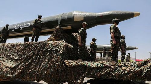 Một góc nhìn về tên lửa đạn đạo trong cuộc diễu hành quân sự do Houthi tổ chức. (Nguồn: Sky News)