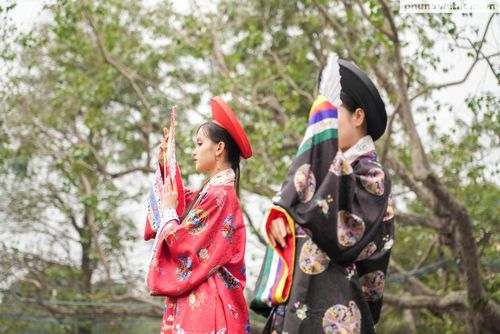 Theo đó, Hoàng hậu Nam Phương nổi tiếng bởi vẻ đẹp dịu dàng, tài năng, từng 3 lần đoạt giải hoa hậu Đông Dương. Trong những năm tháng lưu lạc ở xứ người, bà vẫn luôn gìn giữ chiếc áo dài Nhật Bình, không phải vì bà nuối tiếc thời hoàng kim quá vãng, mà là đang giữ gìn một chiếc áo dài đậm sắc Việt Nam.