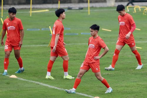  Andrej Nguyễn An Khánh sinh năm 2005, được đào tạo tại lò Sigma Olomouc và từng lên tuyển U18 CH Czech. Anh được gọi lên U23 Việt Nam (và bị loại) dưới thời Philippe Troussier 2 năm trước và hiện thi đấu ở một giải bán chuyên tại CH Czech. 