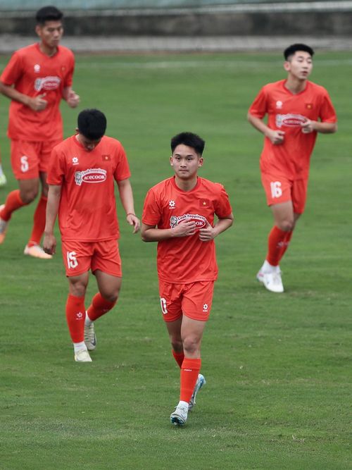  An Khánh có thể hình bình thường, không nổi bật so với cầu thủ trong nước. 