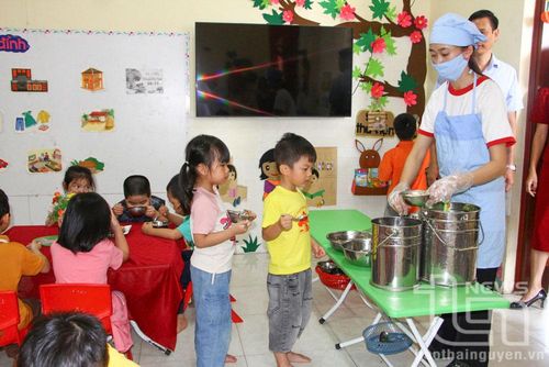 Giáo viên Trường Mầm non số 2, phường Cải Đan (TP. Sông Công), chia khẩu phần ăn cho trẻ.