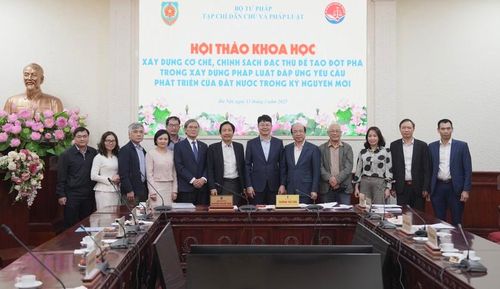 Thứ trưởng Nguyễn Thanh Tịnh chụp ảnh lưu niệm cùng các đại biểu tại Hội thảo.