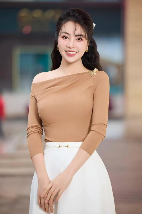 Á hậu Thụy Vân dịu dàng.