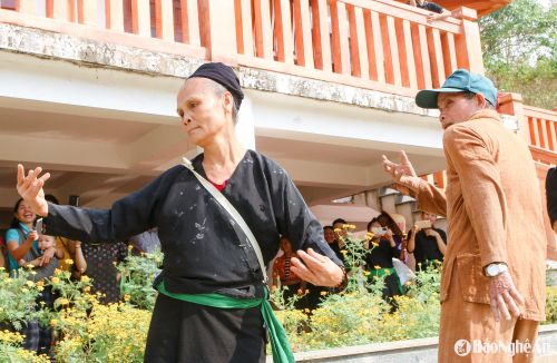 Lễ hội mừng tiếng sấm đầu năm còn là dịp để người Ơ Đu gửi gắm ước nguyện mong tổ tiên phù hộ cho con cháu dồi dào sức khỏe, dân bản đoàn kết và đón một năm mới làm ăn suôn sẻ, mùa màng bội thu. Lễ đón tiếng sấm là nét đẹp văn hóa của cộng đồng Ơ Đu, cần được quan tâm gìn giữ và phát huy bản sắc văn hóa độc đáo này để lan tỏa trong phát triển du lịch cộng đồng, góp phần xóa đói giảm nghèo bền vững cho tộc người chỉ có duy nhất ở Tương Dương (Nghệ An). Ảnh: Đình Tuân