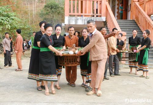 Sau khi thông báo và xin thổ địa xong, sẽ tiến hành tổ chức lễ đón tiếng sấm. Trong ảnh: Người dân đang bưng mâm cỗ cúng thần sấm và ông bà tổ tiên. Ảnh: Đình Tuân