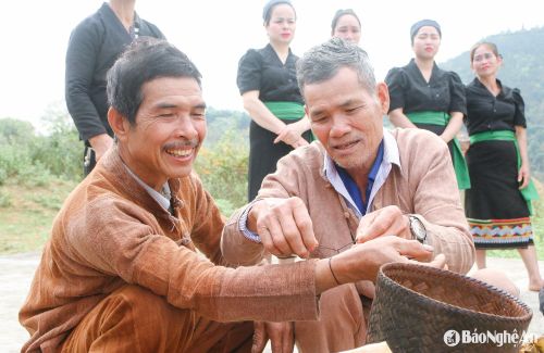 Một trong những nghi lễ không thể thiếu trong lễ đón tiếng sấm, đó là nghi lễ buộc chỉ cổ tay để cầu mong ai cũng được mạnh khỏe, bình an trong năm mới. Ảnh: Đình Tuân