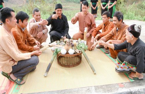 Sau khi tổ chức các nghi lễ xong, các vị cao niên sẽ thụ hưởng lễ vật trước, tiếp đến là con cháu. Ảnh: Đình Tuân