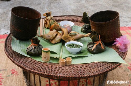 Mâm cỗ để tổ chức làm vía gồm có: gà luộc, xôi, moọc... Ảnh: Đình Tuân