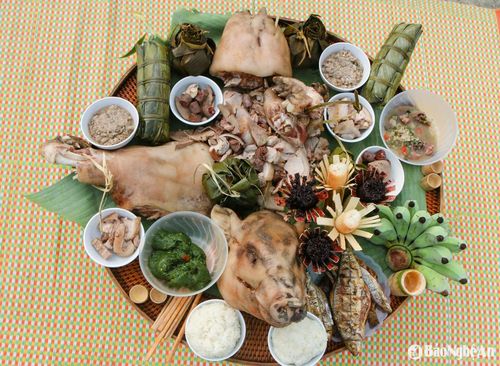 Mâm cúng thần sấm và tổ tiên gồm có: thủ lợn, moọc cá, moọc chuột, cá nướng, xôi, rượu... và không thể thiếu rượu cần. Anh: Đình Tuân