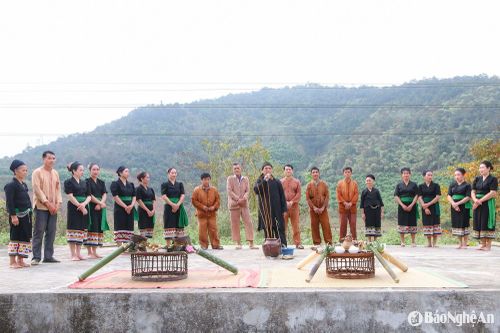 Thầy mo Lo Văn Cường, ở bản Văng Môn, xã Nga My, huyện Tương Dương (người mặc trang phục màu đen đứng ở giữa) cho biết: "Người Ơ Đu sống chủ yếu bằng nghề trồng trọt, săn bắt và chăn nuôi. Ngày xưa không có lịch, không có đồng hồ. Đồng bào tính thời gian trong năm bắt đầu từ ngày có tiếng sấm đầu tiên. Vì vậy, lễ mừng tiếng sấm đầu năm là một nghi lễ không thể thiếu với đồng bào Ơ Đu. Để cử hành nghi lễ, người dân phải chuẩn bị 2 mâm cỗ, 1 mâm cúng thần sấm và tổ tiên, 1 mâm để tổ chức làng vía, buộc chỉ cổ tay”. Ảnh: Đình Tuân