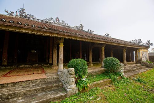 Hệ thống vì kèo, trang trí mái ngói,… được chạm trổ tinh xảo, chủ yếu là các họa tiết “Tứ linh” và “Lưỡng long chầu nguyệt”, đặc trưng của kiến trúc thời nhà Nguyễn.