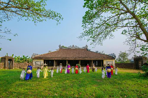 Đình thờ vọng Thành hoàng làng và các vị tiền khai canh các dòng họ Lê, Trần, Cao, cùng hai vị nhân thần là Bố Chính Dinh Ký Lục Trần Mậu Quế (1688-1762) và Hữu Tham Tri Bộ Lễ Trần Hưng Đạt (1746-1810).