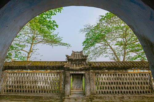 Bình phong xây kiểu tổ ong, phía trước có bia khắc nội dung về việc xây dựng và trùng tu.