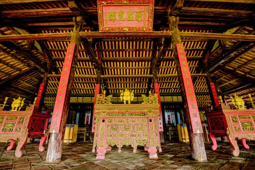 Chính điện là ngôi nhà rường ba gian hai chái kép, gồm 54 cột với kích thước và chiều cao khác nhau.