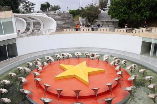 Hồ nước “Vòng tròn bất tử” thiêng liêng tại Khu tưởng niệm chiến sỹ Gạc Ma ở xã Cam Hải Đông, huyện Cam Lâm, tỉnh Khánh Hòa (Ảnh: Hữu Quyết/TTXVN