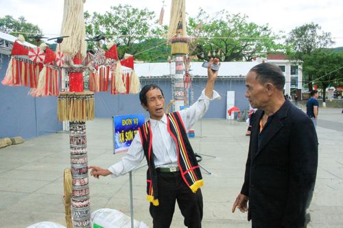  Nghệ nhân nhân dân Hồ Văn Đường tự hào khi giới thiệu cây nêu của đơn vị xã Sơn Trà. Ảnh: NGUYỄN TRANG 