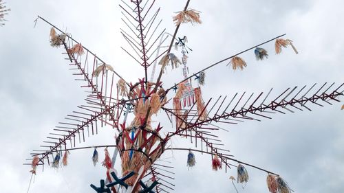  Ngọn cây nêu được trang trí với đủ màu sắc, họa tiết kèm lá phướn. Ảnh: NGUYỄN TRANG 