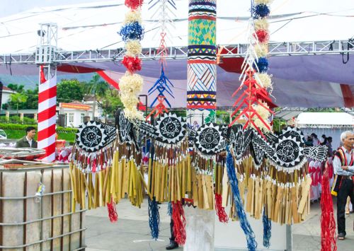  Họa tiết trang trí trên cây nêu rất độc đáo và riêng biệt. Ảnh: NGUYỄN TRANG 