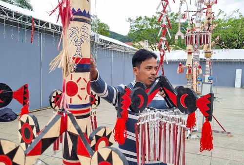  Người Cor tự hào khi làm ra những cây nêu thể hiện giá trị văn hóa dân tộc. Ảnh: NGUYỄN TRANG 