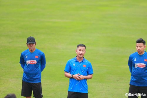 Quyền huấn luyện viên trưởng ĐT U22 Việt Nam - ông Đinh Hồng Vinh (giữa). Ảnh: Hải Hoàng