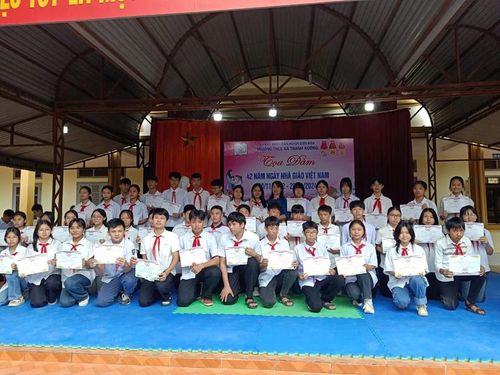  Vinh danh những học sinh có thành tích xuất sắc. 