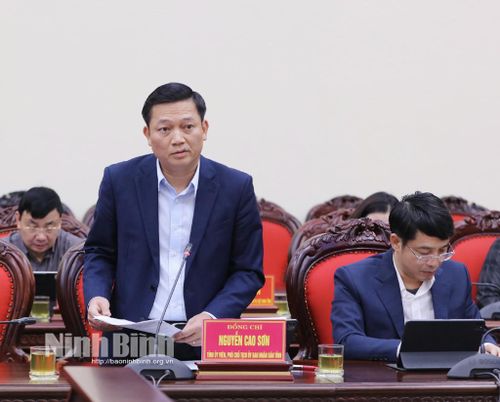 Đồng chí Phó Chủ tịch UBND tỉnh Nguyễn Cao Sơn trình bày Dự án xây dựng tuyến đường kết nối liên vùng giữa Nam đồng bằng sông Hồng với vùng núi Tây Bắc và vùng duyên hải Bắc Trung bộ (giai đoạn I).