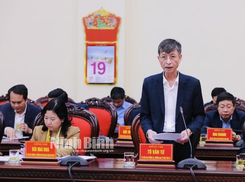Đồng chí Trưởng Ban Tổ chức Tỉnh ủy Tô Văn Từ trình bày Đề án hợp nhất Báo Ninh Bình và Đài Phát thanh và Truyền hình Ninh Bình.