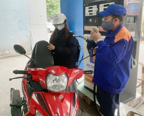 Giá xăng được điều chỉnh tăng trong kỳ điều hành ngày 20/3. Ảnh: Nguyễn Khánh