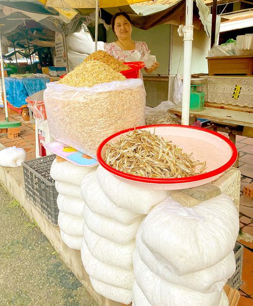  Được xem là đặc sản của xã đảo Long Sơn, TP Vũng Tàu, muối được bày bán tại cổng đi vào Nhà lớn Long Sơn. Ảnh: PHÚ NGÂN 